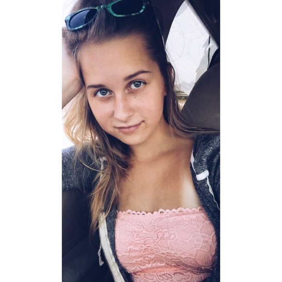 Profile Picture of Sam Bennett (@s_c_bennett) on Poshmark