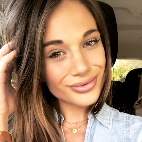 Profile Picture of Roxanne Cracroft (@rkapinos) on Poshmark