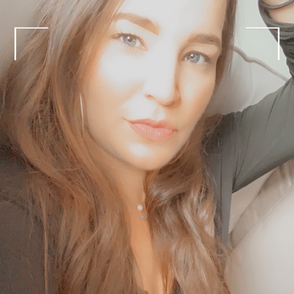 Profile Picture of Toska Schieding (@toskaschieding) on Poshmark