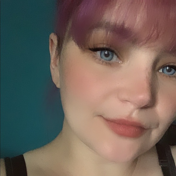 Profile Picture of Jade Cox (@jadecox988) on Poshmark