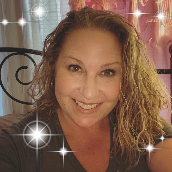 Profile Picture of Amanda Knotts (@afox112175) on Poshmark