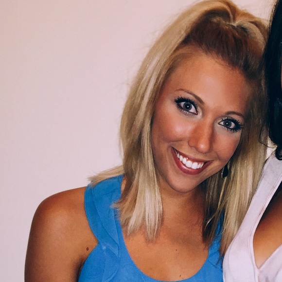 Profile Picture of Janie Elieff (@jelieff) on Poshmark