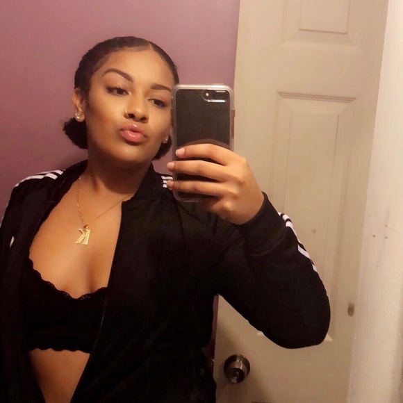 Profile Picture of Kendi Swinton (@kendi_kai) on Poshmark
