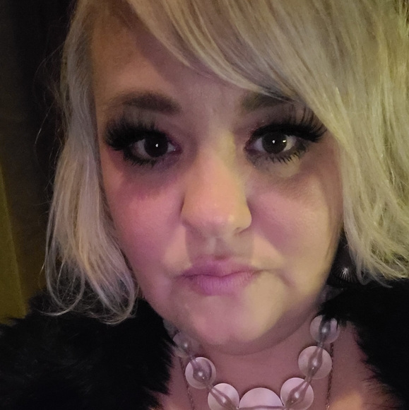 Profile Picture of Shellie Dehoyos (@shelliedehoyos) on Poshmark