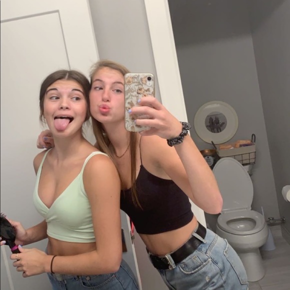 Profile Picture of Elli Vaske (@ellivaske) on Poshmark