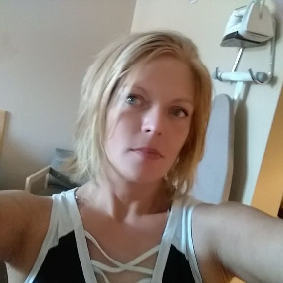 Sarah Giauque - Poshmark Profile Picture of Sarah Giauque (@sarahgiauque) on Poshmark