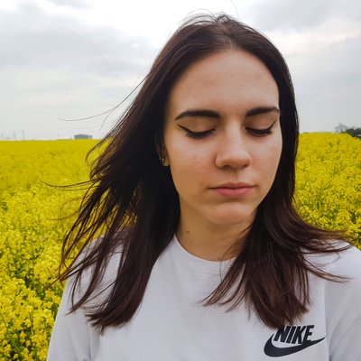 Profile Picture of Julia Serafinon Twitter