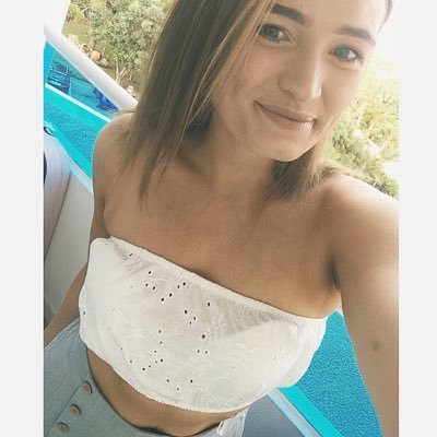 Profile Picture of Emma Ledger (@_ejlx) on Twitter