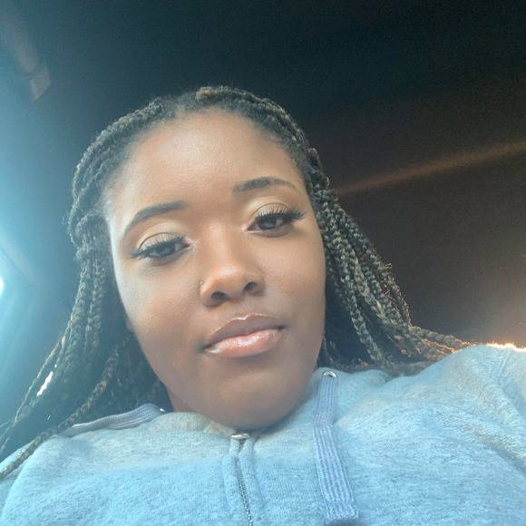 Profile Picture of Destiny Bovain (@dbovain123) on Poshmark