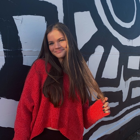Profile Picture of Lindsey Deverter (@ldeverter5) on Poshmark