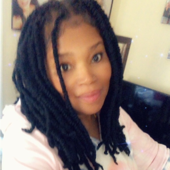 Profile Picture of Tonya Peavy (@redvett) on Poshmark
