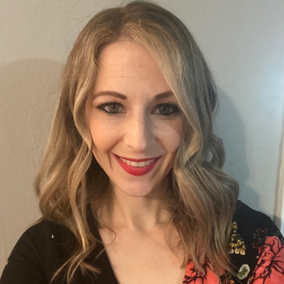 Profile Picture of Mary anne Furey (@fureymak) on Poshmark