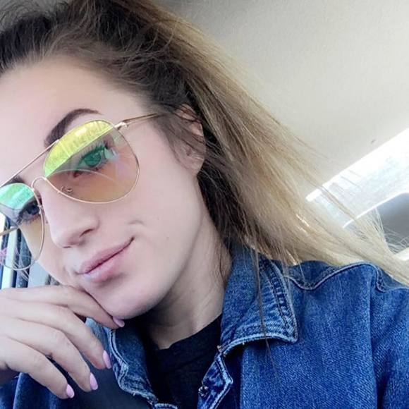 Profile Picture of Lauren Ihle (@ihle_shmely) on Poshmark