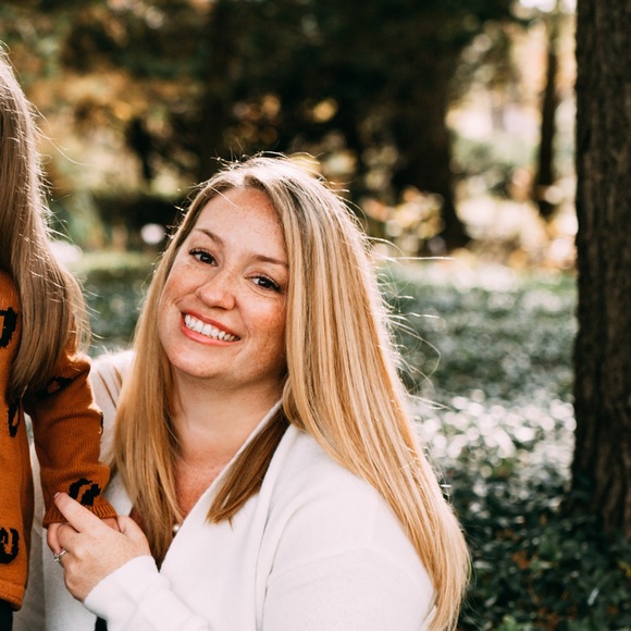 Profile Picture of Carolyn Ferrante (@caredawn04) on Poshmark