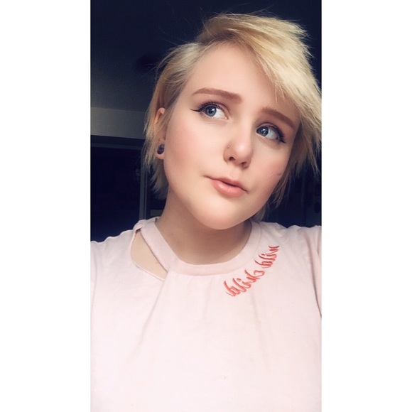 Profile Picture of Kimmy Tritten (@kimmytritten) on Poshmark