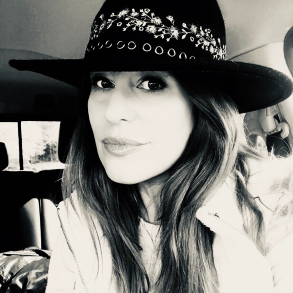 Profile Picture of Jeannie Abell (@jwabell) on Poshmark