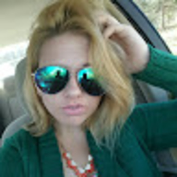 Profile Picture of Amanda Gaugler (@gaugler46) on Poshmark