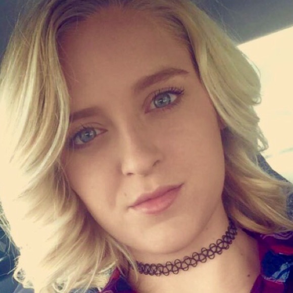 Profile Picture of Anna Tew (@annagtew) on Poshmark