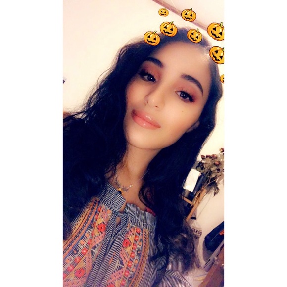 Profile Picture of Yesenia Lorenzo (@jeslorenzo) on Poshmark