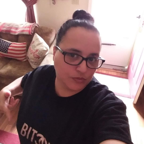 Profile Picture of Michelle Caris (@michellelynn72) on Poshmark
