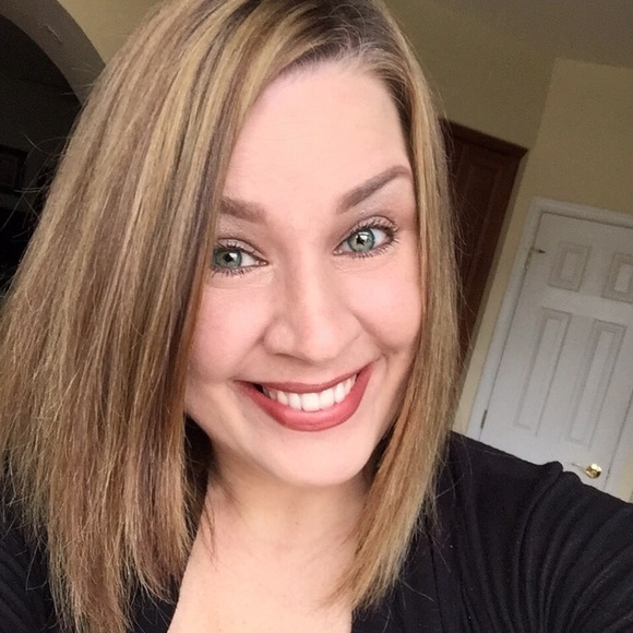 Profile Picture of Melissa Ledsome (@luvmybabies4vr) on Poshmark