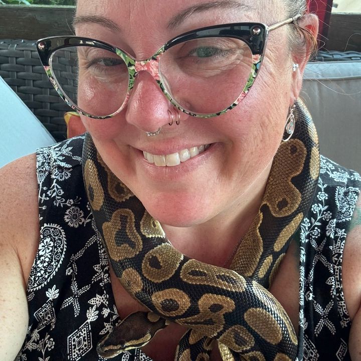 Profile Picture of Lindsey (@catsorwine) on Tiktok