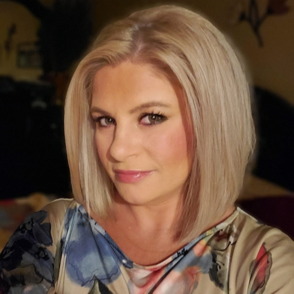 Profile Picture of Stefanie Woinarowicz (@woinarow03) on Poshmark