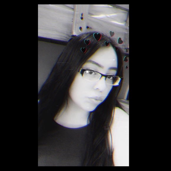 Profile Picture of Lezlie a lezlie (@lesliebby18) on Poshmark