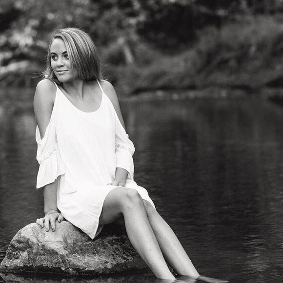 Profile Picture of Carlie Webbert (@carliewebbert) on Poshmark