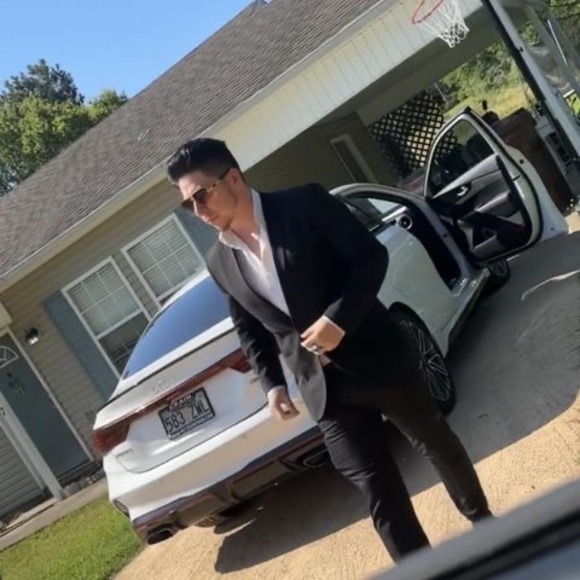 Profile Picture of Darren Morado (@darrenmorado) on Poshmark