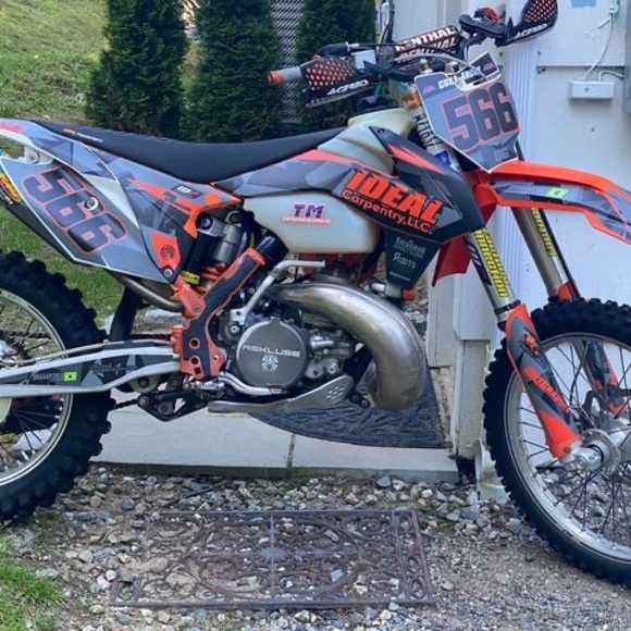 Profile Picture of Andre Oliveira (@andreoliveir430) on Poshmark