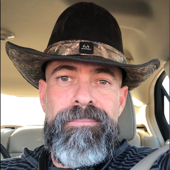 Profile Picture of Abdi Casiano (@aecr) on Poshmark