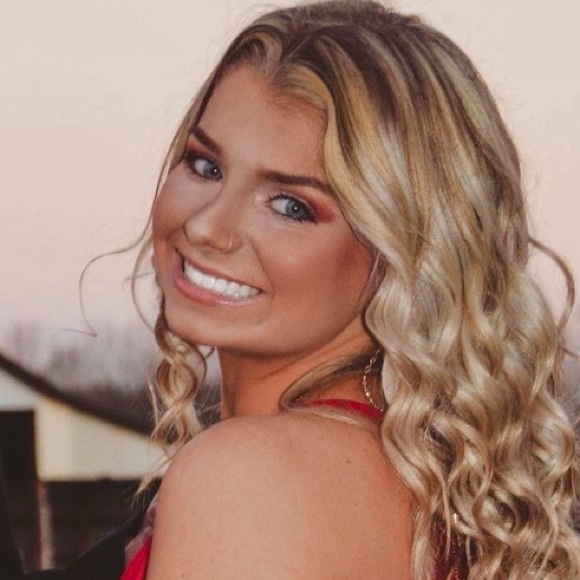 Profile Picture of Chesney Bizzell (@chesneygrace) on Poshmark