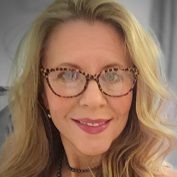 Profile Picture of Tonja Twardowski (@banfur) on Poshmark