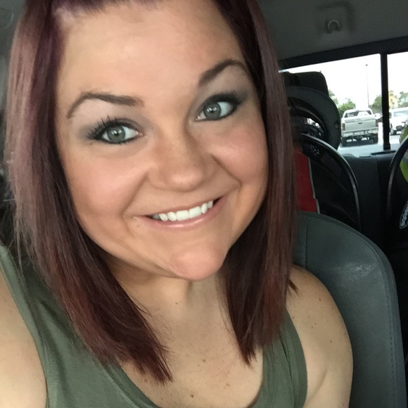 Profile Picture of Holly Mollohan (@holly_mollohan) on Poshmark