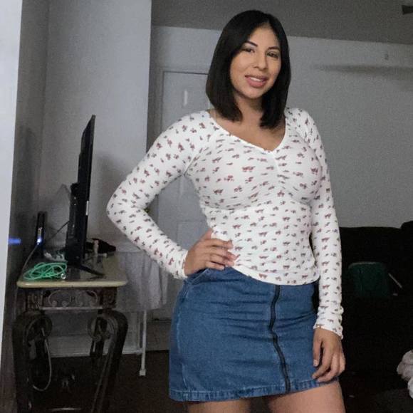 Profile Picture of Paula Cazares (@paulacazares) on Poshmark