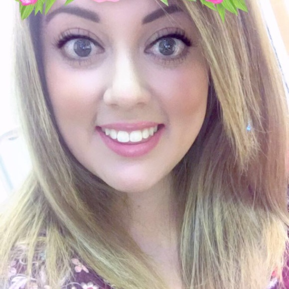 Profile Picture of Barbara Olvera (@beeolvera) on Poshmark