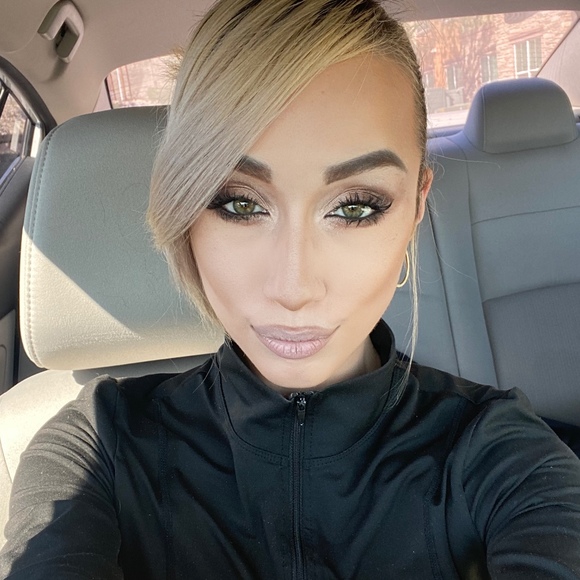 Profile Picture of Hannah Frecka (@hannahelaine2) on Poshmark