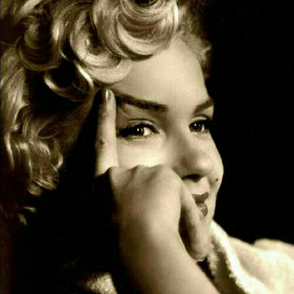 Profile Picture of Betsy Rodriguez (@betsymonroe) on Poshmark