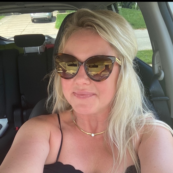 Profile Picture of Marta Manczak (@evabella1231) on Poshmark