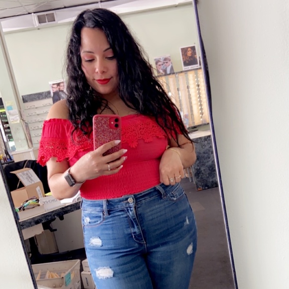 Profile Picture of Levinia Gomez (@bebalopz) on Poshmark