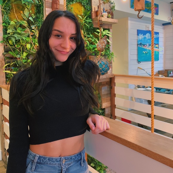 Profile Picture of Marissa Dakis (@marissaaa103) on Poshmark