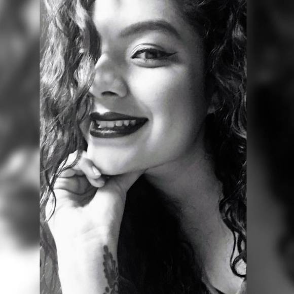 Profile Picture of Janette Rendon (@janette_rendon) on Poshmark