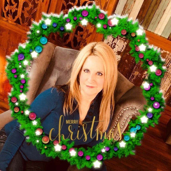 Profile Picture of Lisa Shackelford (@hifrmthesky) on Poshmark