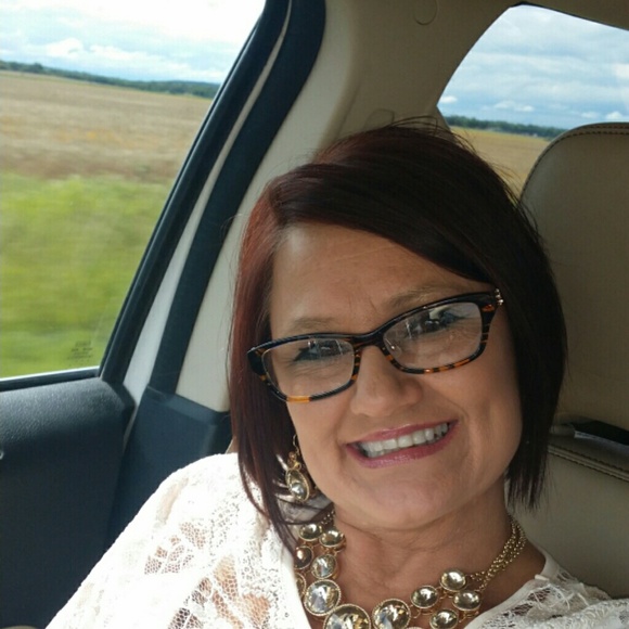 Profile Picture of Deborah Johnston (@dmacfadzean) on Poshmark