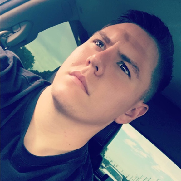 Profile Picture of Zachary Frank (@zfrank44) on Poshmark