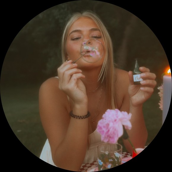 Profile Picture of Miranda Barrett (@mirandabarre557) on Poshmark