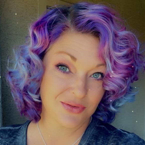 Profile Picture of Julia Thrash (@ballergirl40) on Poshmark