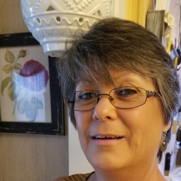 Profile Picture of Renee Harper (@renee2242) on Poshmark