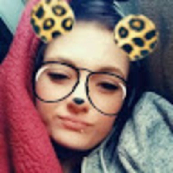 Profile Picture of Presley Varnom (@presley_varnom) on Poshmark